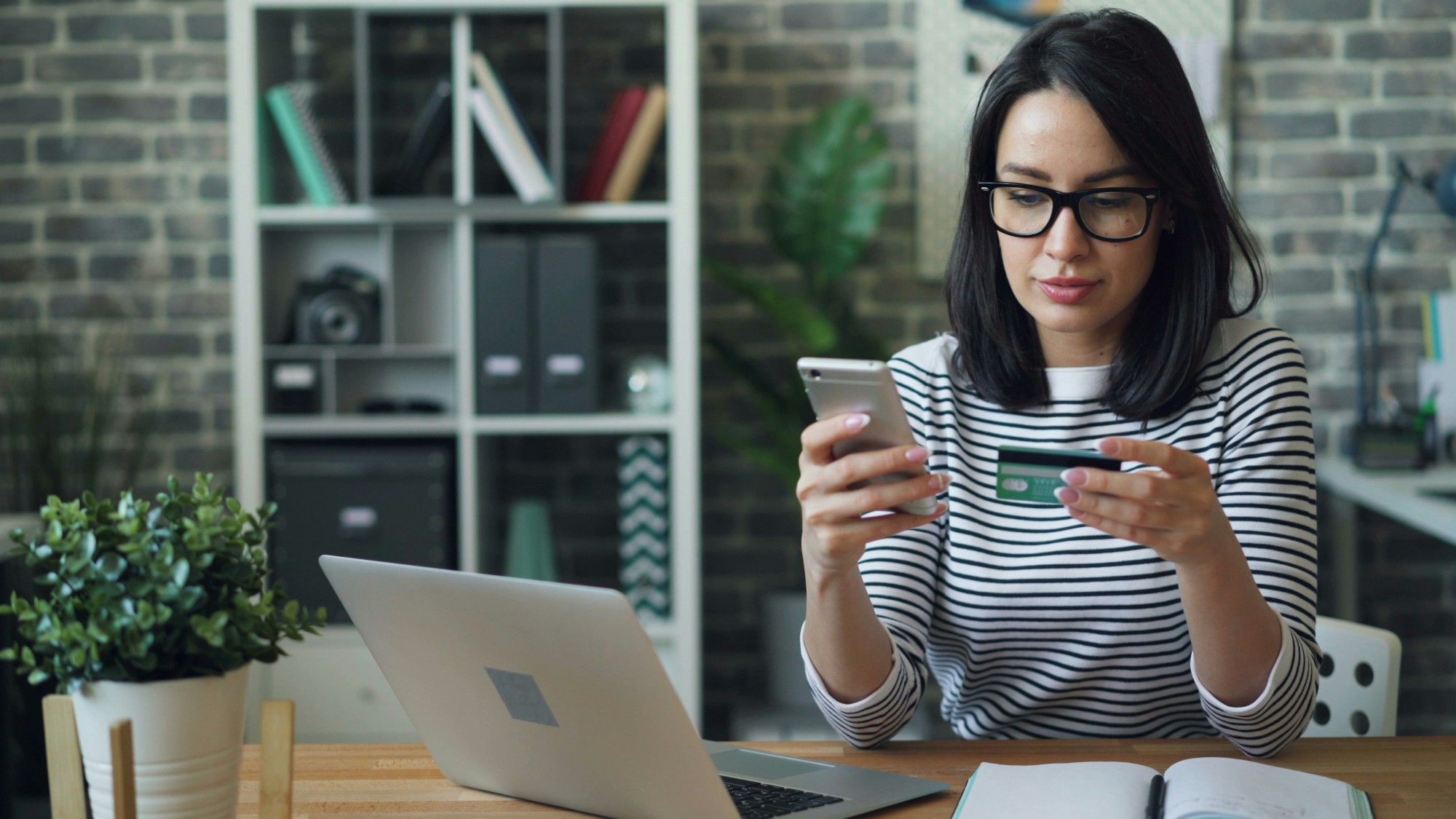 Freelancer managing payments and business finances using Rounded’s software.